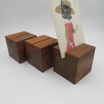 3 Stück Kartenhalter Nussbaum in Würfelform