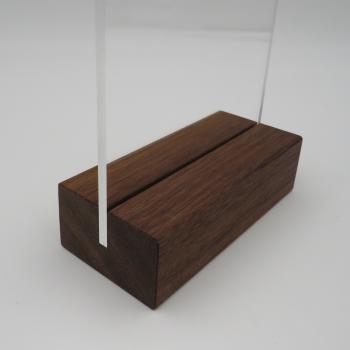 DIN A 6 Holzaufsteller hoch Display mit Acrylglas U-Tasche Nussbaum