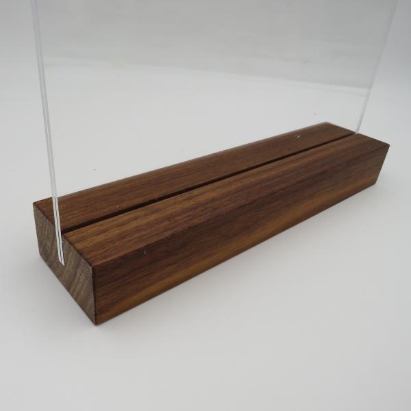 DIN A 4 Holzaufsteller hoch Display mit Acrylglas U-Tasche Nussbaum